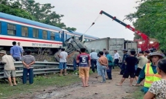 Tin tức tai nạn giao thông mới nhất hôm nay 1/10/2019: Xe container bị tàu hỏa tông gãy đôi