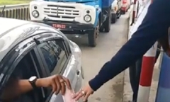 Nhiều tài xế dùng tiền lẻ qua trạm thu phí BOT Ninh An