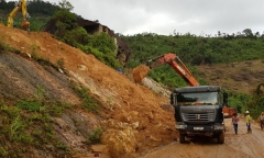 Tuyến đèo nối Nha Trang - Đà Lạt tê liệt vì bị 7.000 m3 đất đá chắn đường