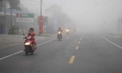 Sương mù dày đặc, dân miền Tây bật đèn xe giữa ban ngày
