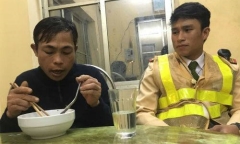 Phu hồ bị chủ bỏ đói, quỵt tiền được CSGT giúp đỡ