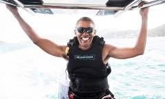Ông Obama học lướt ván diều trên biển Caribe sau khi mãn nhiệm