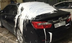 Xe Camry biển 80A bị ném