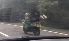 Video: Rùng mình xem nam thanh niên nằm dài trên xe, phóng như bay giữa quốc lộ