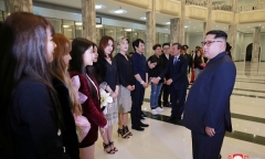 Ông Kim Jong-un xúc động khi xem dàn nghệ sĩ Hàn Quốc biểu diễn