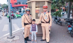 Hà Nội: Tìm thấy gia đình bé trai đi lạc nhờ phiếu bé ngoan