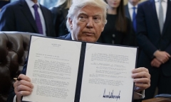 Chữ ký của Donald Trump khác gì so với các đời Tổng thống tiền nhiệm?