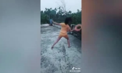 Video: Không nhịn được cười cảnh cô gái vẩy rau 