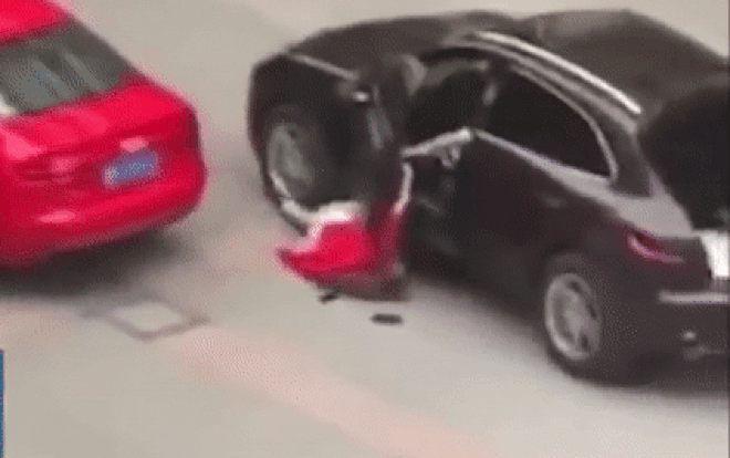 Video: Nam thanh niên nhẫn tâm lái ô tô chèn qua người bạn gái sau khi cãi vã