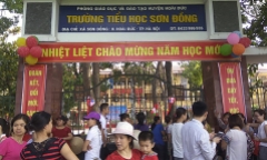 Hà Nội: Trường bị tố “lạm thu” gần 7,5 triệu đồng, phụ huynh đứng kín cổng dõi theo con ngày khai giảng