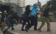 Hà Nội: Sau va chạm giao thông nhân viên xe buýt cầm gạch đuổi đánh tài xế ôtô tải
