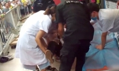 Video: Biển quảng cáo dài 6 mét bất ngờ đổ sập, rơi trúng người đi bộ
