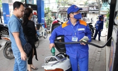 Sau 2 tháng đứng yên, giá xăng bất ngờ tăng thêm 300 đồng/lít