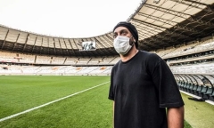 Vừa ra tù, Ronaldinho lại bị cách ly vì nhiễm COVID-19