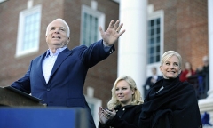 Lời chia sẻ xúc động của vợ, con gái Thượng nghị sĩ John McCain trên mạng xã hội