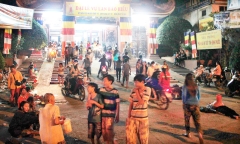 Đi chùa rằm tháng 7: Xin cả số đề, giao thương với Phật