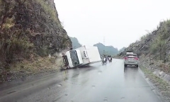 Video: Thót tim pha xe tải ôm cua đâm vào núi, xe thoát nạn trong gang tấc