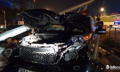 Hà Nội: Tránh xe taxi, xế hộp đâm 