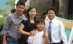 Bầu Đức bị cấp dưới đuổi khỏi sân vì hút thuốc lá trên khán đài