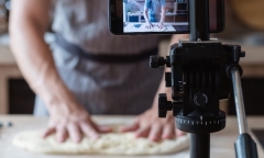 Đăng clip khoe tài nấu ăn, người đàn ông bị bắt vì vô tình để lộ chi tiết độc quyền chứng minh thân thế gây sốc