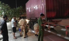 Người dân truy đuổi, bắt giữ tài xế xe container tông chết người rồi bỏ chạy 