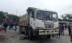 Đi bán gạo, một phụ nữ bị xe tải cán tử vong