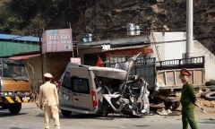 Xe du lịch đâm đuôi ôtô tải ở Mộc Châu, 14 người thương vong