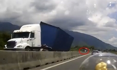 Đề nghị xử lý lái xe đi ngược chiều làm xe container bị lật tại Khánh Hòa
