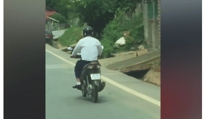 Video: Xế hộp Camry bất ngờ lao xuống rãnh nước rồi lật phơi bụng giữa đường