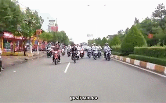 Video: Chú rể liên tục vít ga, bốc đầu xe dẫn đoàn rước dâu dàn hàng ngang gây náo loạn đường phố