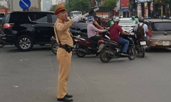 Người nhà bệnh nhân cảm ơn chiến sĩ CSGT có hành động đẹp