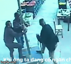 Video: Hú hồn cơn gió mạnh kéo người đàn ông 