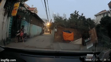 Video: Bé gái vặn tay ga, hai mẹ con lao xe máy vào tường