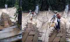 Video: Thót tim cảnh mạo hiểm vượt nước lũ bằng cầu treo ở Lâm Đồng