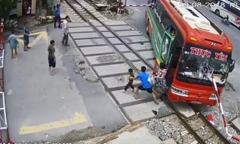 Vụ xe khách lao thẳng vào đường ray khi tàu hỏa đang tới: Tài xế lên tiếng