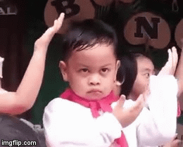 Không nhịn được cười trước biểu cảm “hờn cả thế giới” của bé trai khi biểu diễn văn nghệ 