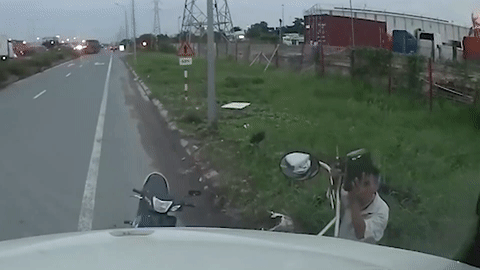 Video: Tên trộm vặt gương container trong đúng 8 giây rồi lên xe tẩu thoát