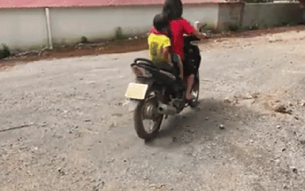 Dân mạng 'đứng hình' xem clip bé gái chân chưa chạm đất lái xe máy 'vèo vèo' trên đường 