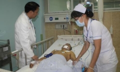 Thay toàn bộ máu cho nạn nhân bị xe tải cán dập nát hai chân