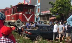 Tàu hỏa đâm trực diện ôtô, chủ tịch hội khuyến học huyện tử vong