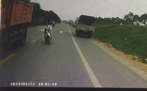 Người đàn ông chở vợ bầu và pha đánh lái 