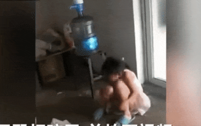 Mạng xã hội dậy sóng trước cảnh người cha tàn ác bạo hành con nhỏ