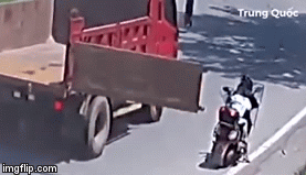 Video: Bị cửa thùng xe tải đang chạy đập ngang đầu, 2 mẹ con ngã sõng soài trên đường