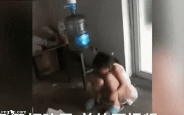 Video: Rợn người cảnh bố say rượu dùng gậy gỗ đánh con như kẻ thù