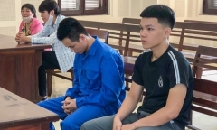 Chỉ vì điếu thuốc, 2 thanh niên đánh bạn gãy tay, lún sọ