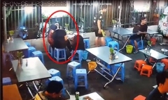 Video: Cặp nam nữ vô tư ôm hôn không ngừng tại quán ăn khiến nhiều người nóng mặt