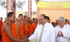 Thủ tướng thăm, chúc Tết Chôl Chnăm Thmây tại Học viện Phật giáo Nam tông Khmer