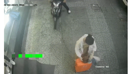 Video: Tên cướp giật ba lô nhanh như chớp, cô giáo bất lực đuổi theo