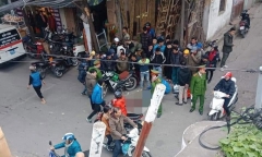 Hà Nội: Người đàn ông mặc áo Grab bất ngờ gục ngã giữa đường