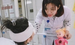 Đang chơi đùa, bé gái 6 tuổi bất ngờ bị chó nhà 30 kg nhào tới cắn nát mặt